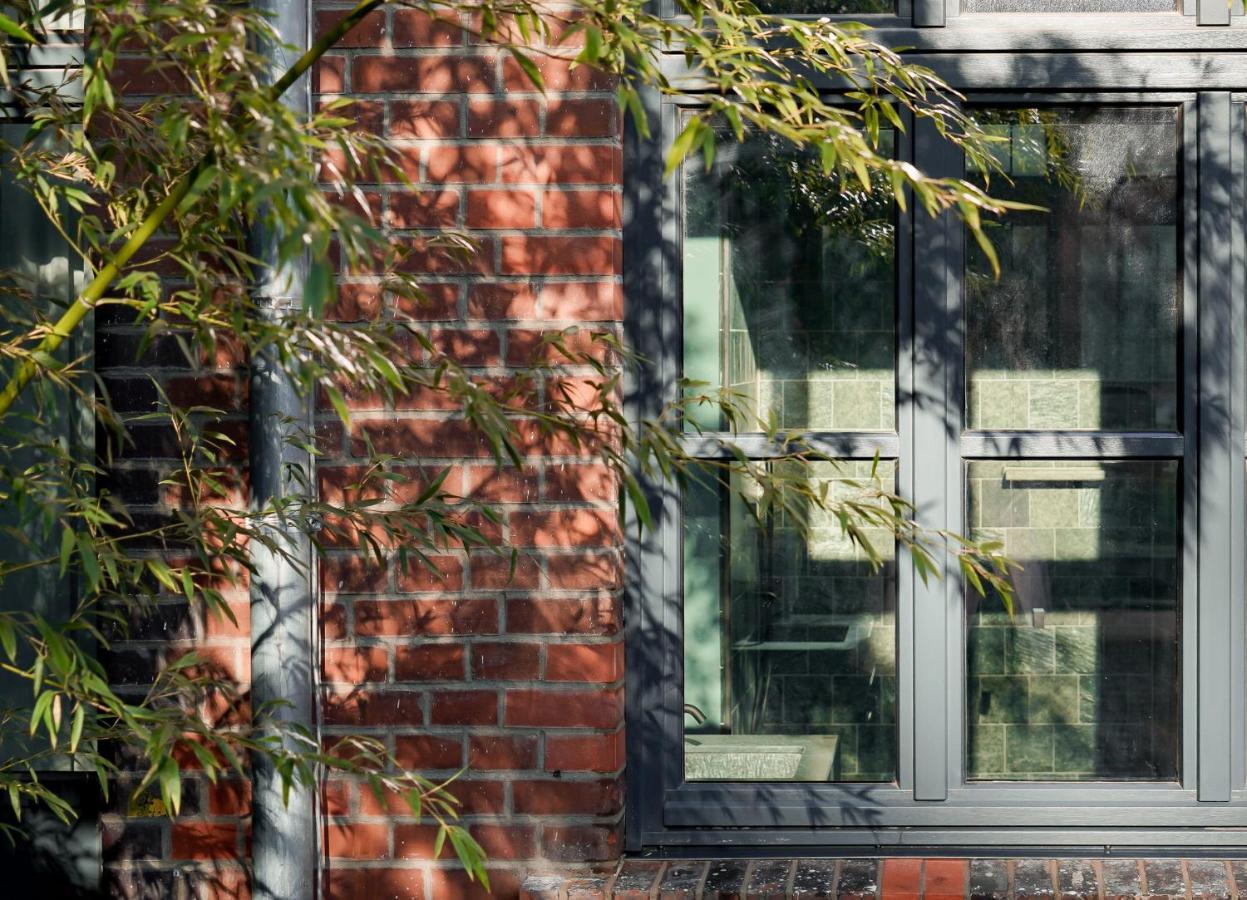 Hotel Sly Berlin Extérieur photo A window in the house
