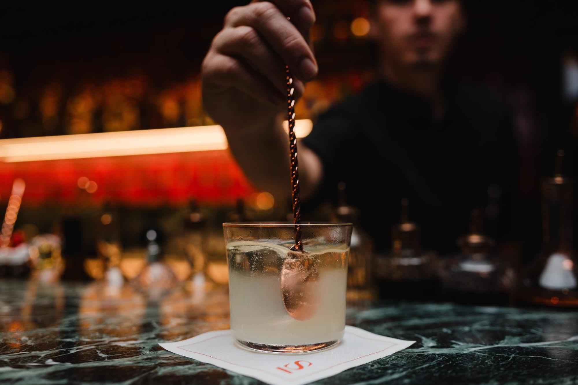 Hotel Sly Berlin Extérieur photo A bartender adding a garnish to a cocktail