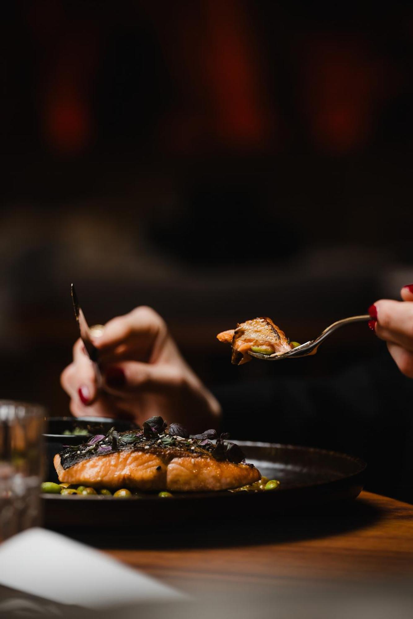Hotel Sly Berlin Extérieur photo A woman eating with a knife and fork