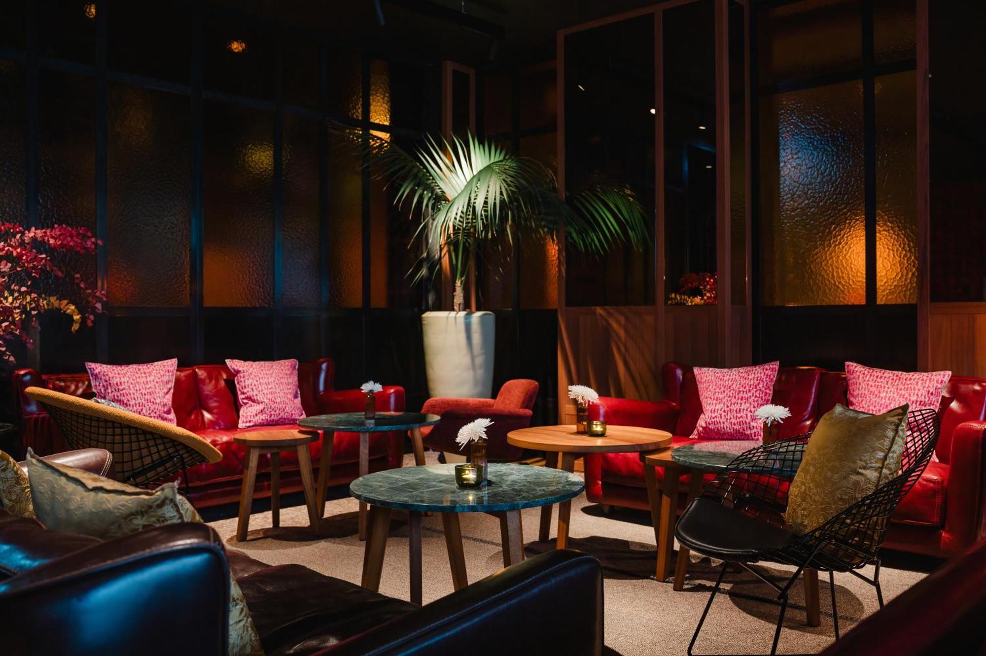 Hotel Sly Berlin Extérieur photo The interior of the bar