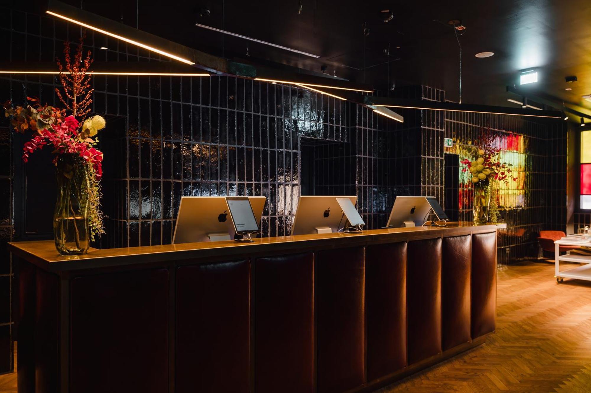 Hotel Sly Berlin Extérieur photo The reception desk at the 2018-19 season