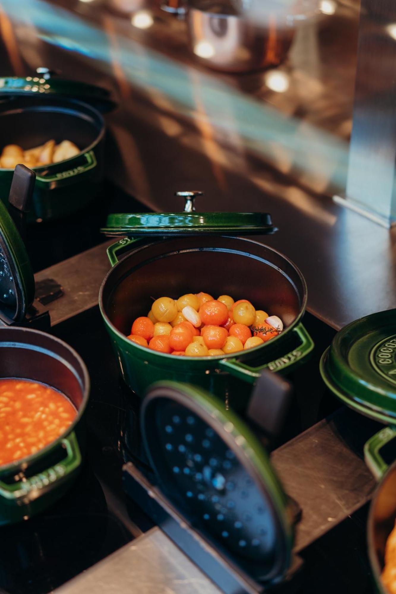 Hotel Sly Berlin Extérieur photo A Le Creuset cast iron pot