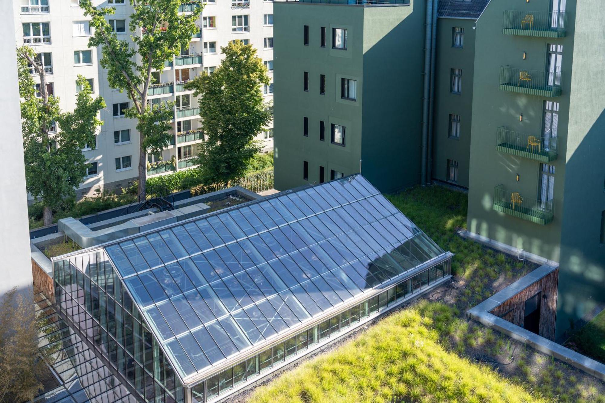 Hotel Sly Berlin Extérieur photo Solar collectors on a green roof