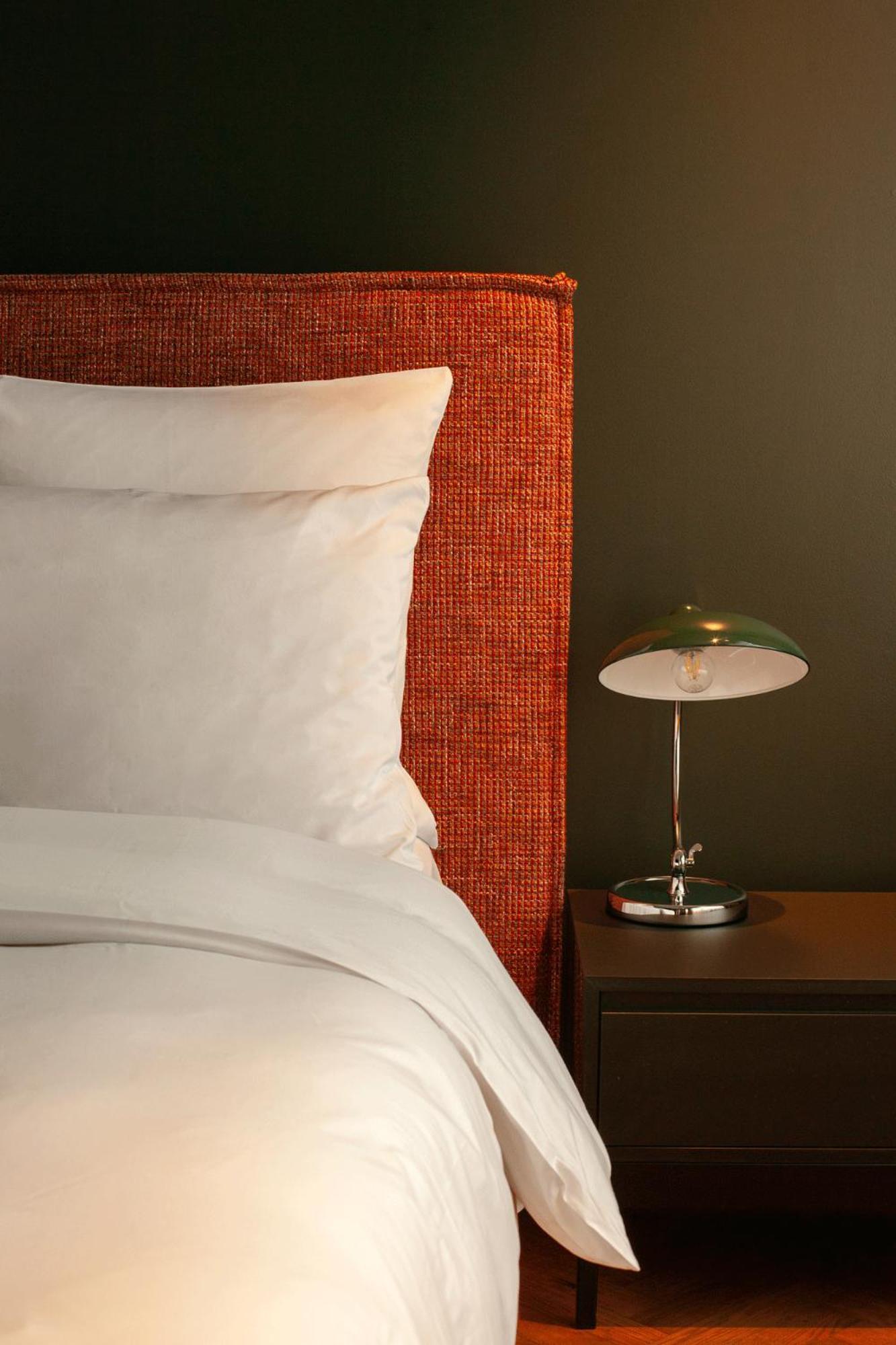 Hotel Sly Berlin Extérieur photo A table lamp