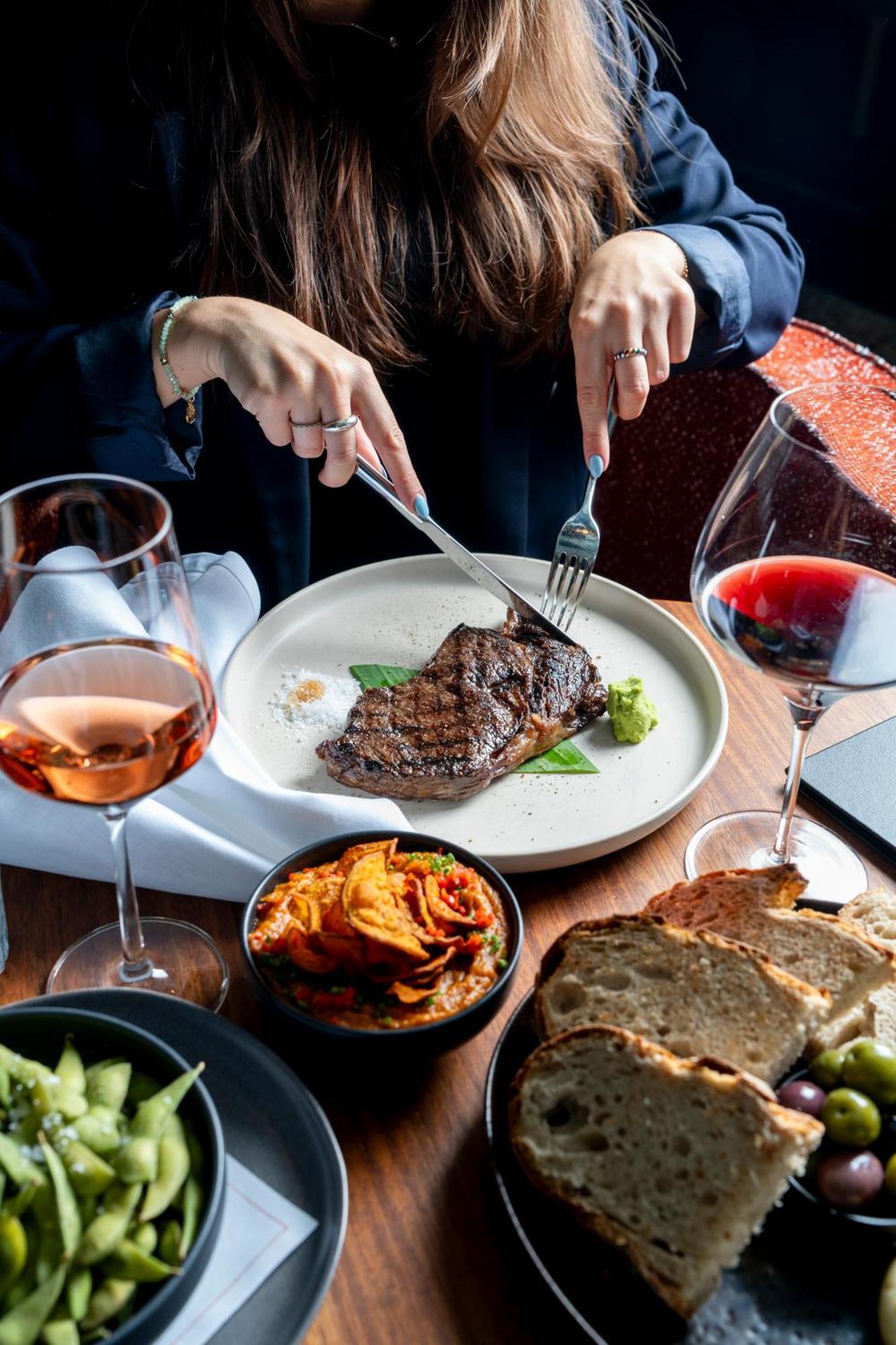 Hotel Sly Berlin Extérieur photo A steak at the restaurant